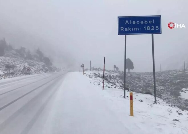 Antalya’da Mevsimin İlk Karı Düştü